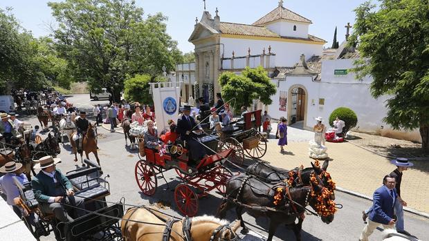 La comitiva con el estandarte en el cementerio de la Salud