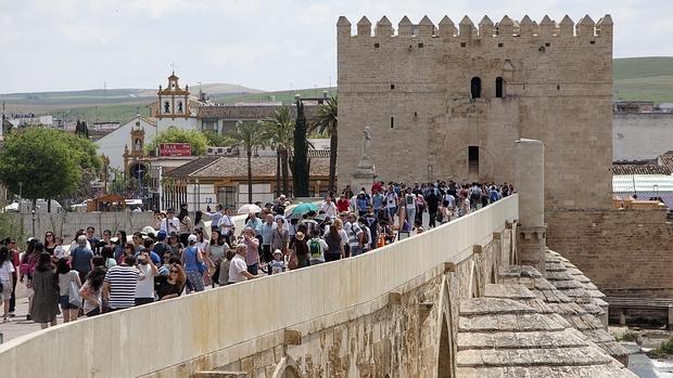 Turistas durante el mes de abril en el Puente Romano