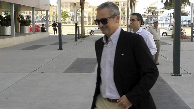 El concejal de Ciudadanos en el Ayuntamiento de Vélez-Málaga, José Antonio Moreno, a su llegada a los juzgados