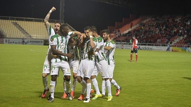 La plantilla del Córdoba celebra el gol de Raúl de Tomás