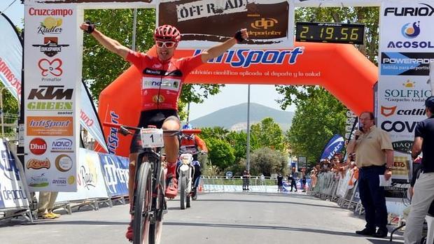 José Luis Carrasco, ganador de la primera etapa de la Vuelta a Andalucía MTB en Lucena