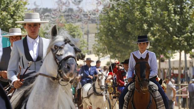 Jóvenes a caballo en la Feria de Córdoba