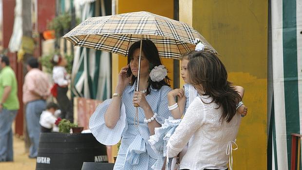 Dos mujeres se cubren con un paraguas en una edición anterior de la feria