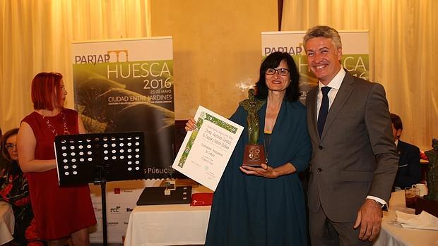 Amparo Pernichi muestra el premio otorgado al Ayuntamiento