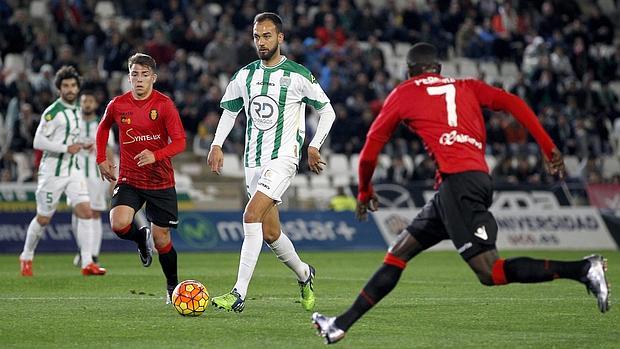 Deivid saca el balón en el partido contra el Mallorca en El Arcángel