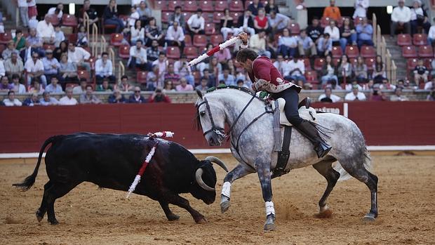 Pablo Hermoso, ante el segundo de su lote, al que cortó dos apéndices