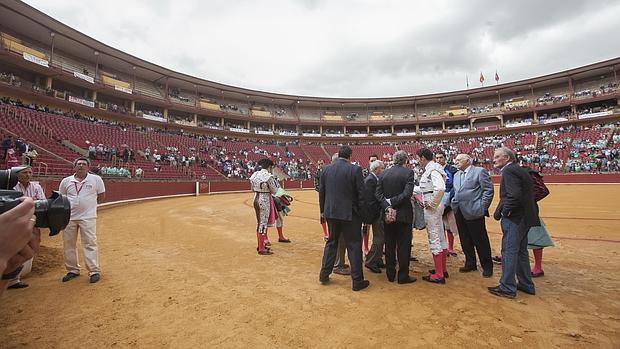 Finito y los profesionales de la plaza debatiendo si suspender o no el festejo