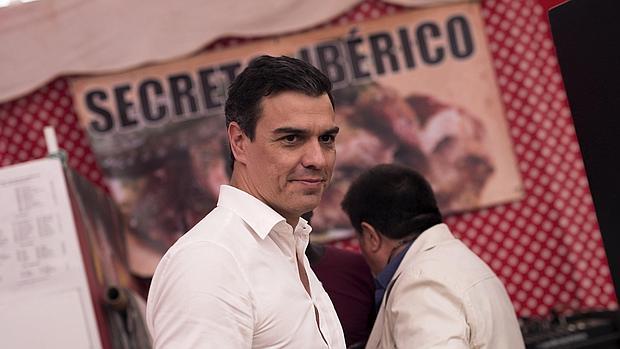 Pedro Sánchez durante su visita a la Feria de Nuestra Señora de la Salud