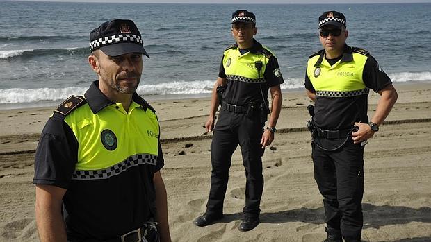 Recuerdos de una tragedia en una playa de Marbella