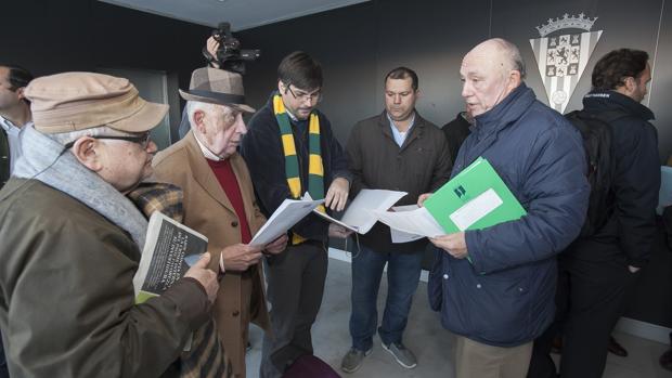 Un grupo de accionistas minoritarios, en la Junta General del Córdoba CF