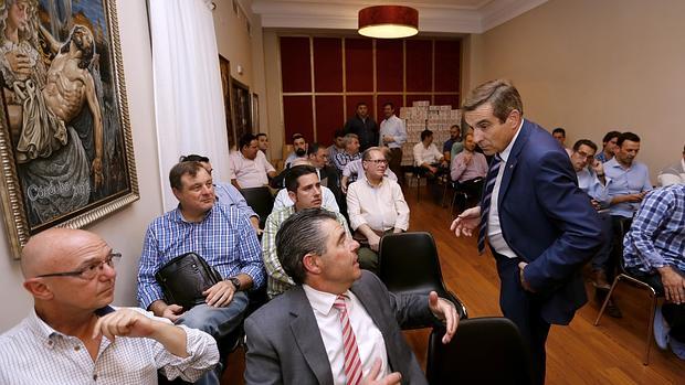 El presidente conversa con algunos hermanos mayores antes del pleno