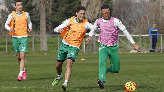 Raúl de Tomás, que conduce el balón, y Markovic, al fondo, formarán el ataque