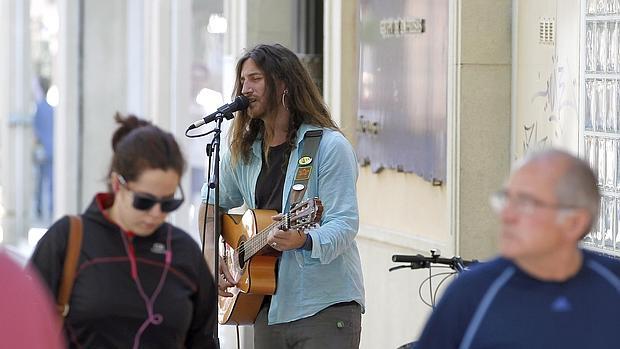 Un músico callejero toca la guitarra en el Bulevar de Córdoba