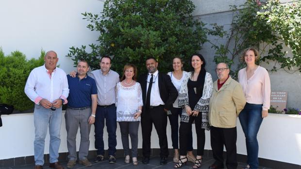 Foto de familia de la nueva junta directiva con la presidenta al frente