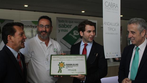 El alcalde recibe un premio por la belleza del municipio