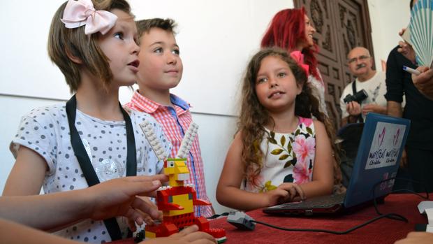 Un grupo de niños muestra una de sus creaciones