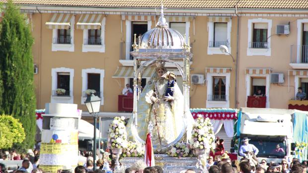 Camino de colores en la vuelta de la Virgen de Araceli a su santuario