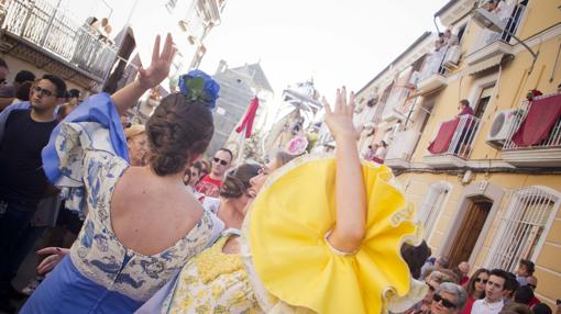 Dos jóvenes bailan ante la Virgen