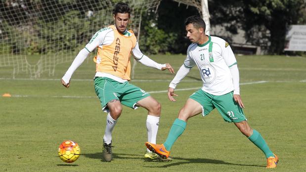 Luso (con peto), centrocampista del Córdoba CF, presiona a Caballero