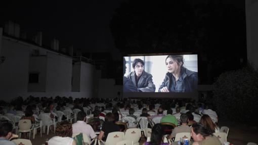 Proyección de una película en el cine Fuenseca, en la plaza del mismo nombre