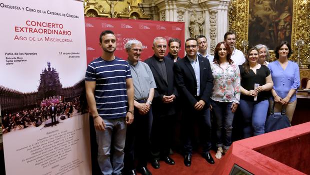 Intérpretes y miembros del Cabildo Catedral presentando el concierto