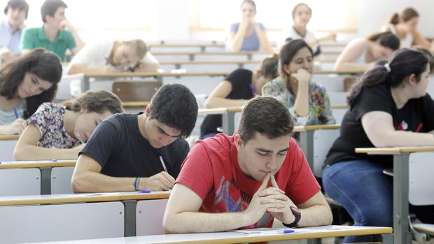 Estudiantes cordobeses en un examen de selectividad