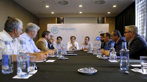 Nieto y Merino en una reunión con el sector cinegético y agrario en Córdoba