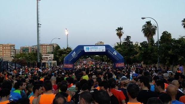 Los corredores esperan para tomar la salida en una carrera nocturna