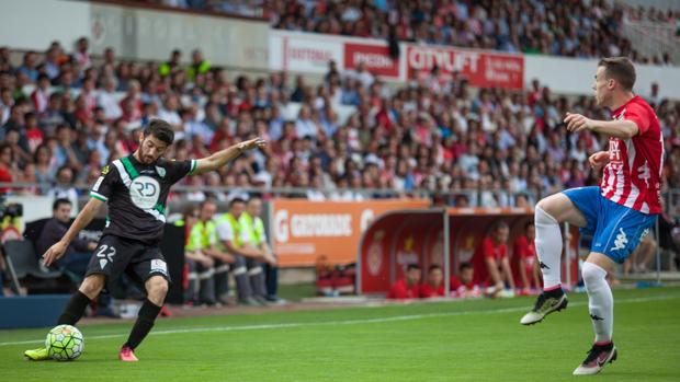 Nando realiza un centro ante Clerc