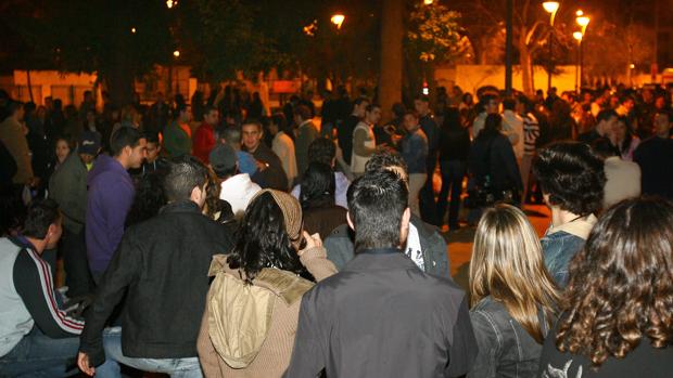 Jóvenes durante un botellón