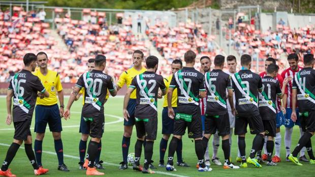 El conjunto blanquiverde al inicio del encuentro ante el Girona