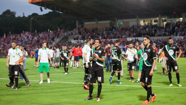 Los jugadores del Córdoba se despiden de la afición en Montilivi