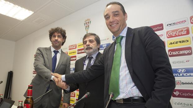 José Luis Oltra, en su presentación junto al presidente y el director deportivo del Córdoba