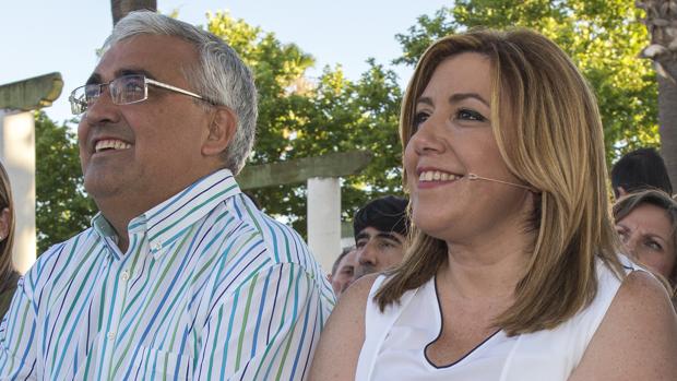 El consejero de Economía Ramírez de Arellano, junto a Susana Díaz, ayer en un mitin en Aljarque (Huelva)