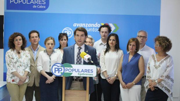 El alcalde de Cabra, Fernando Priego, junto a su equipo de gobierno