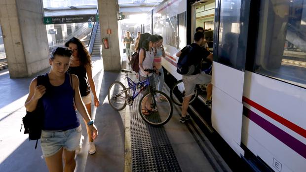 Varios jóvenes suben al tren de Rabanales, ayer en la estación de Córdoba