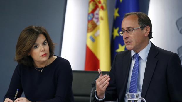 La vicepresidenta Soyraya Sáenz de Santamaría y el ministro de Sanidad, Allfonso Alonso, en rueda de prensa