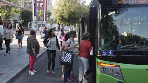 Usuarios se suben a un autobús de servicios mínimos esta mañana