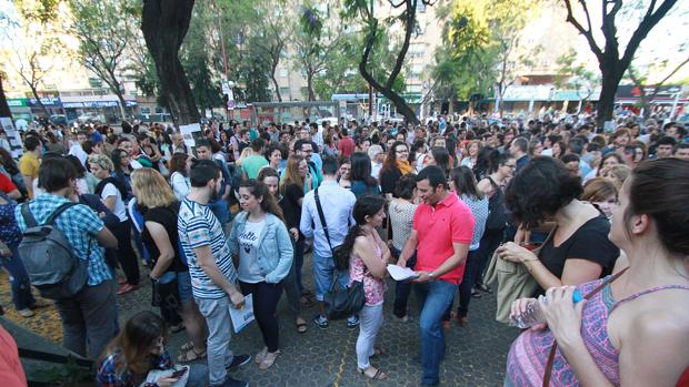 Los opositores esperan en la Facultad de Económicas el iniode las pruebas