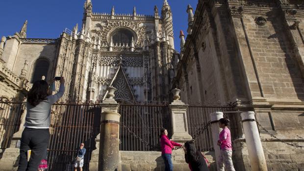 Turistas asiáticas se fotografían en la Catedral de Sevilla