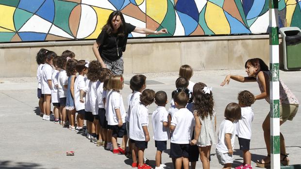 Una profesora ordena a los alumnos de un colegio de la capital el primer día de colegio