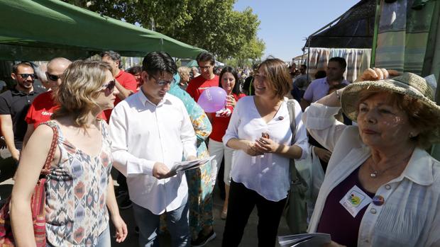 Varios miembros de IU, ayer en el mercadillo de El Arernal