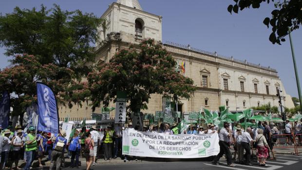 Protesta de personal sanitario frente al Parlamento