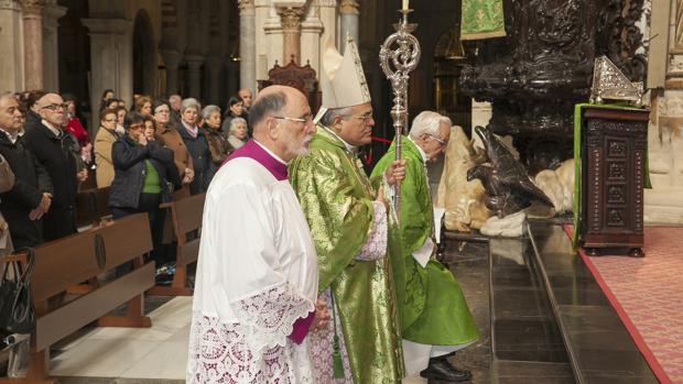 El obispo de Córdoba, durante una misa en la Catedral