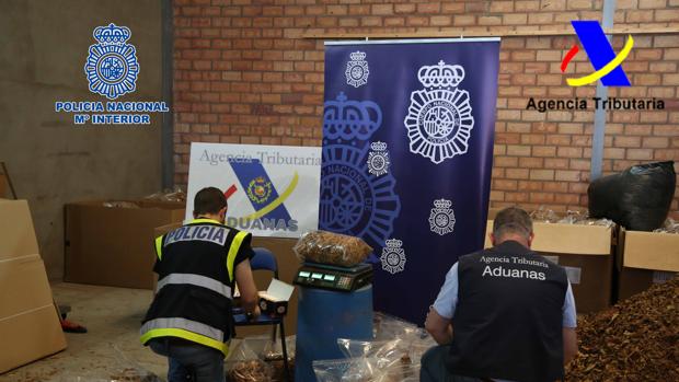 Agentes con el tabaco intervenido