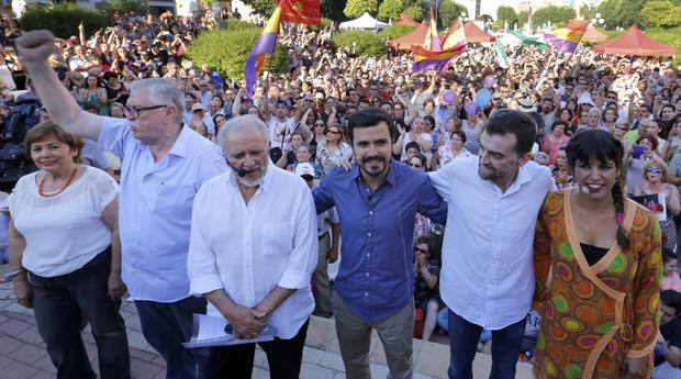 Alberto Garzón junto a Anguita, Moreneo, Teresa Rodríguez y Maíllo en Córdoba