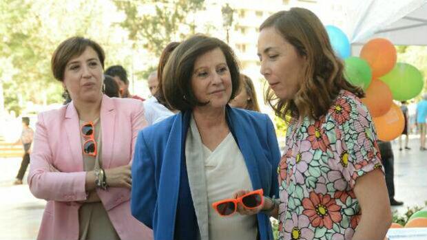 María José Sánchez, en el centro, en un acto como consejera de la Junta celebrado en Granada