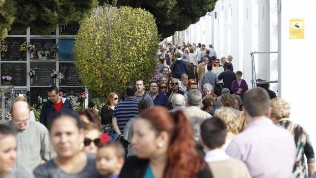 Visitantes al cementerio de San Rafael