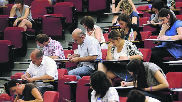 Profesores en una de las oposiciones convocadas por la Junta