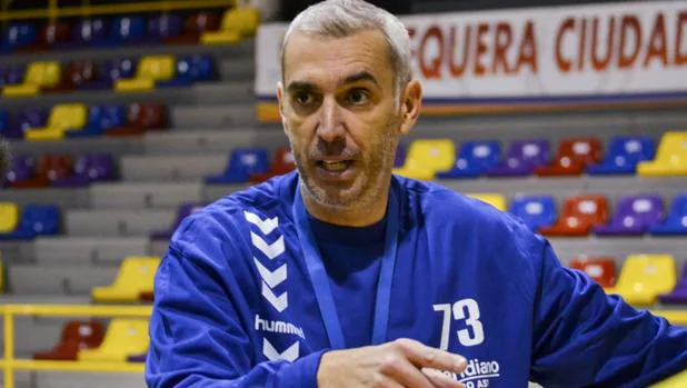 Quino Soler, entrenador del Ximénez, que ha renovado a Fran Bujalance